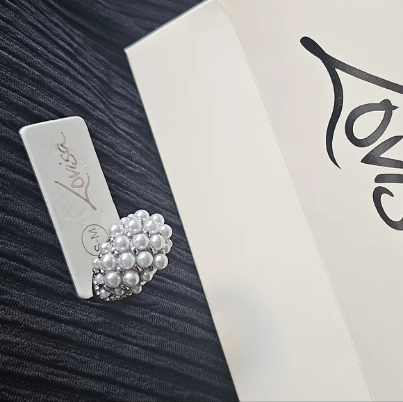 Elegant Silver Tone Pearl Cluster Ring Size 7 - Picture 3 of 4